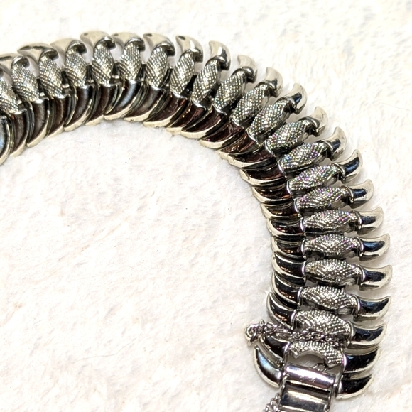 Vintage 50's Coro Silvertone Steer Horn Bracelet with Safety Chain. - Picture 4 of 12